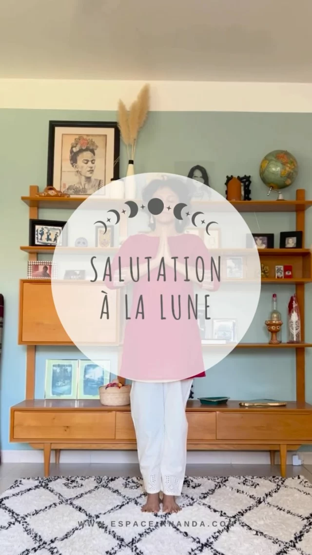 🌕 Chandra Namaskar & Vibrations lunaires — Alignement, fluidité & énergie subtile

Lors du stage d’avril, nous avons exploré les flexions latérales à travers la Salutation à la Lune, associée à la récitation puissante des Bija Mantras. 
Cet enchaînement, à la fois fluide et engagé, active la colonne, ouvre les flancs, et apaise profondément le système nerveux.

🕉️ Le mantra « Om Shraam Shreem Shraum Sah Chandraye Namah » a accompagné notre pratique :
Je vous le partage:

• Om — vibration universelle de la conscience
• Shraam — alignement avec l’énergie lunaire
• Shreem — prospérité et abondance
• Shraum — libération des énergies négatives
• Sah — circulation énergétique
• Chandraye — invocation de la lune
• Namah — offrande intérieure.

À chaque syllabe, une vibration. 
À chaque mouvement, une intention.✨ 

Cette expérience a ouvert la voie à notre prochain atelier de perfectionnement :
Torsions & système digestif — 3h pour explorer les spirales du corps, stimuler les organes internes et libérer la colonne en profondeur.
Cet atelier est une invitation à stimuler votre système digestif et à relancer votre force intérieure, votre combativité. ☄️

📍 À Massy ou en ligne (Petit groupe)
📅 Le dimanche 1 juin de 9h30 à 12h30
🔗 Plus d’infos & inscriptions : Lien dans la bio Instagram - Ateliers & Stages ou https://espace-ananda.com/ateliers-de-perfectionnement-en-yoga/#torsions-systeme-digestif

#YogaMassy #ChandraNamaskar #BijaMantras #FlexionsLatérales #MantraLunaire #ÉnergieSubtile #YogaAvancé #AtelierYoga #Torsions #SystèmeDigestif #RespirationConsciente #AncrageEtSouplesse #Yoga #AlignementÉnergétique #EspritClairCorpsLibre #EspaceAnandaMassy #SylvieDijoux