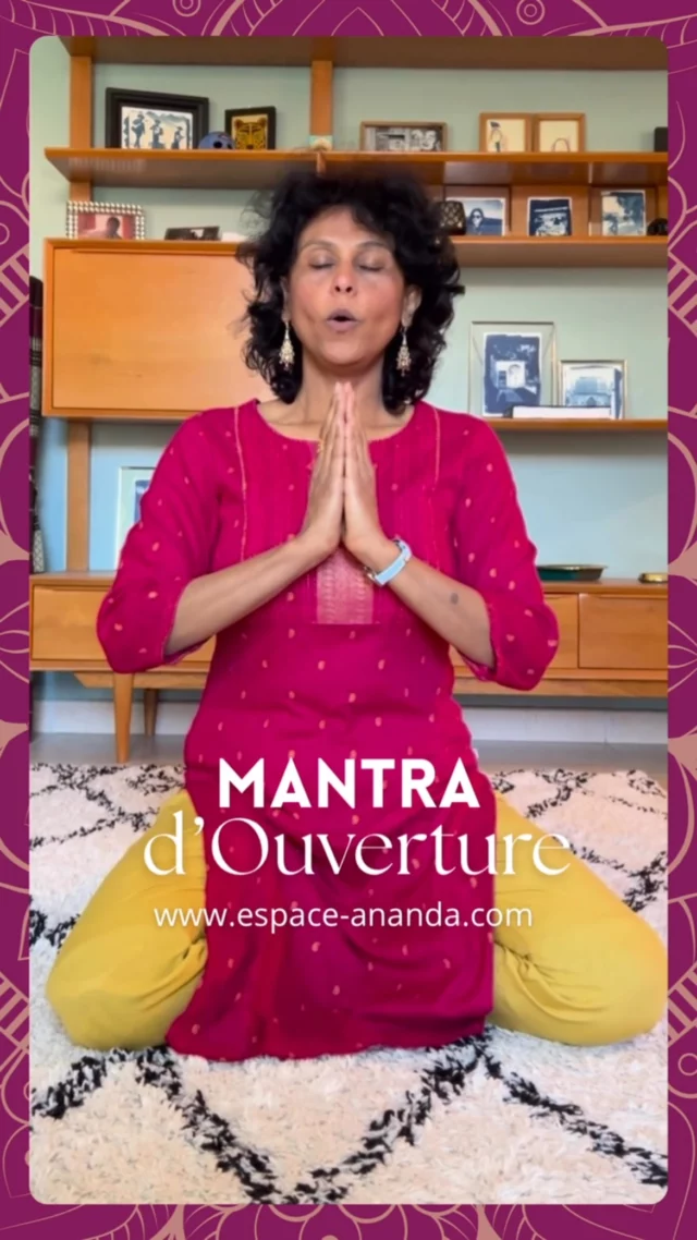 🌿✨ Avant chaque cours de yoga, je chante ce magnifique Shanti Mantra pour installer l’harmonie entre nous tous – élèves et professeur.

Ce mantra invoque la protection, l’énergie commune, la clarté dans l’apprentissage et surtout, la paix intérieure et collective.
Chanter ce mantra, c’est créer un espace sacré de bienveillance, d’unité et de lumière.

Je vous le partage aujourd’hui, avec tout mon cœur. 🤍
💡Pensez à enregistrer ce post pour pouvoir l’apprendre 🙃

Voici le texte :🕉️
Om Sahana vavatu
saha nau bhunaktu
Saha vīryam karavāvahai
Tejasvi nāvadhītamastu
Mā vidviṣāvahai
Oṁ Shāntiḥ, Shāntiḥ, Shāntiḥ

Et sa traduction : 🇫🇷
Puissions-nous être protégés
Puissions- nous être nourris par cet enseignement 
Puissions-nous acquérir la capacité (d’étudier et de comprendre les écritures)
Puissions- nous rayonner grâce à cette apprentissage 
Puissions- nous ne pas nous quereller
Om, paix paix paix.🧘‍♀️💛

🧘🏽‍♀️ Namaste, Sylvie Dijoux

 #Mantra #ShantiMantra #Yoga #Paix #ÉnergiePositive #YogaMassy #YogaTraditionnel #EspaceAnandaMassy #SylvieDijoux #Massy