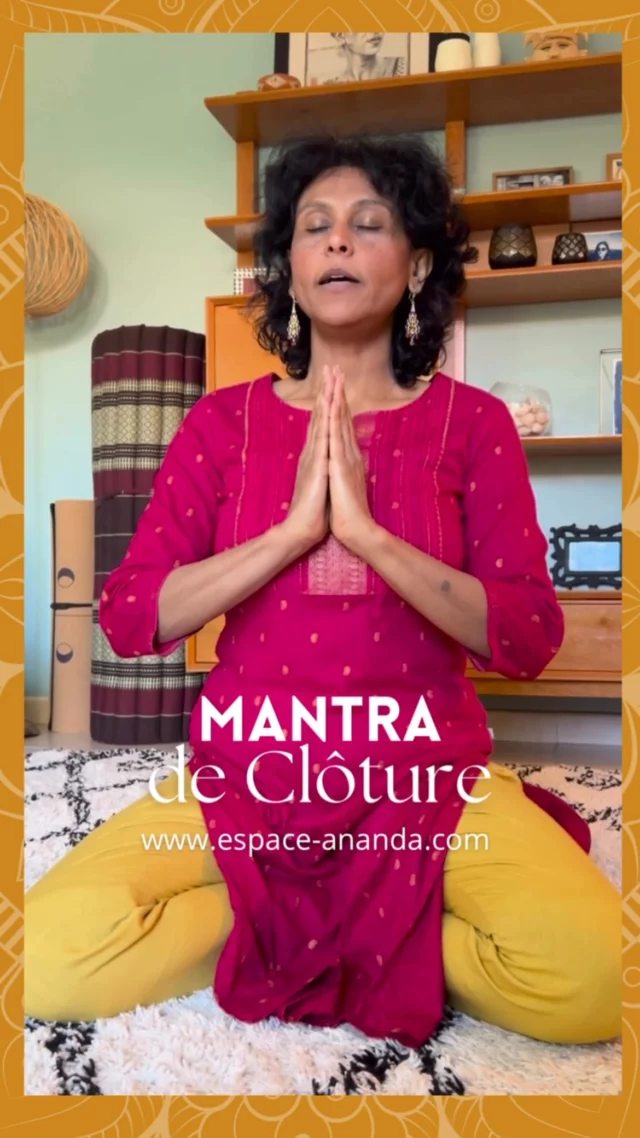 🌕✨ À la fin de chaque cours de yoga, je chante ce mantra de complétude : le Purnamadah.

Il nous rappelle que nous sommes déjà entiers. 
Que tout ce que nous cherchons à l’extérieur est déjà présent à l’intérieur.
Chanter ce mantra, c’est honorer la plénitude du moment, du souffle, de la vie.
C’est clore la pratique dans un espace de paix, de gratitude et d’unité profonde.

🕉️ «Shanti » qui se traduit par «paix » est souvent chanté 3 fois en référence
👉 au corps,
👉 à l’esprit,
👉 à l’âme.
Un retour à l’équilibre dans toutes les dimensions de l’être.

🌿 Dans ma précédente vidéo, je partageais avec vous le mantra d’ouverture de cours, qui installe l’harmonie et la clarté avant la pratique. 
Aujourd’hui, voici celui de la fin, pour refermer ce bel espace sacré.
💛 Si ces vibrations vous touchent, enregistrez cette vidéo pour vos fins de pratiques et dites-moi en commentaire : qu’est-ce que la paix signifie pour vous ? 

✨🕉️ Mantra :
OM – Purnamadah Purnamidam
Purnat Purnamudachyate
Purnasya Purnamadaya
Purnameva Vashishyate
OM Shanti, Shanti, Shanti

🇫🇷 Traduction :
La plénitude est au-delà.
La plénitude est ici-bas.
De la plénitude, tout émane.
Et même si l’on retire la plénitude, seule la plénitude demeure.
OM Paix, Paix, Paix.

🙏🏽 Namaste,
Sylvie Dijoux

#Mantra #Purnamadah #Shanti #FinDeCours #YogaTraditionnel #PaixIntérieure #ChantVédique #VibrationSacrée #EspaceAnandaMassy #YogaMassy #SylvieDijoux